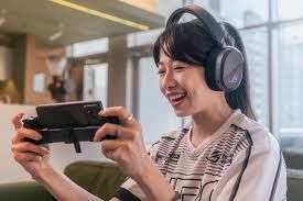 ASUS ROG PELTA KABLOSUZ OYUN KULAKLIĞI (BT ROG SPEEDNOVA 2.4GHZ USB-C HAFİF 309G 50MM ROG TİTANYUM KAPLI SÜRÜCÜLER 10MM GENİŞBANT MİKROFON 60 SAAT PİL ÖMRÜ PC SWITCH PS5 İÇİN)